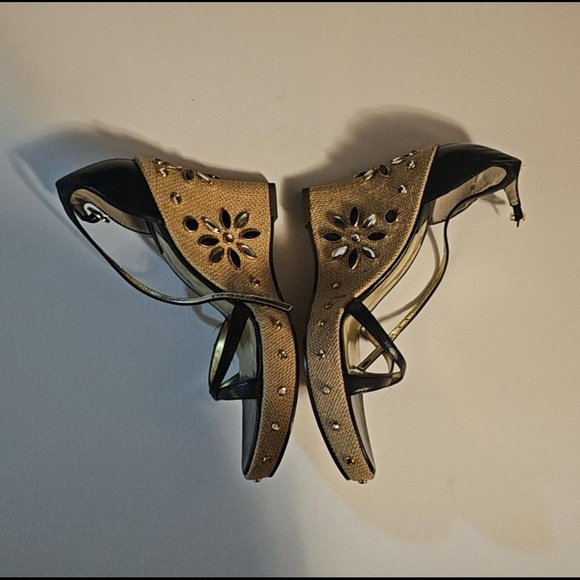 Elegant Black and Gold Women's Heels - Picture 1 of 3